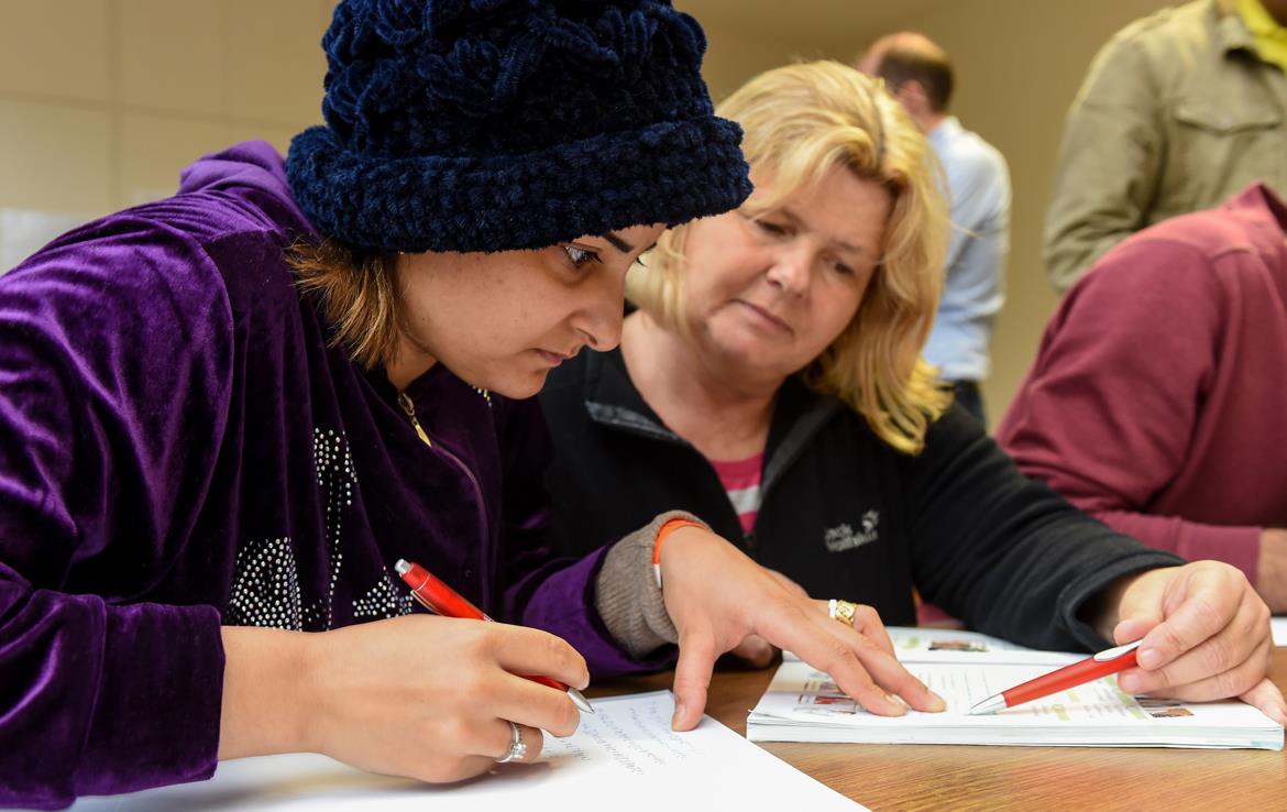 Flüchtling mit Caritashelferin