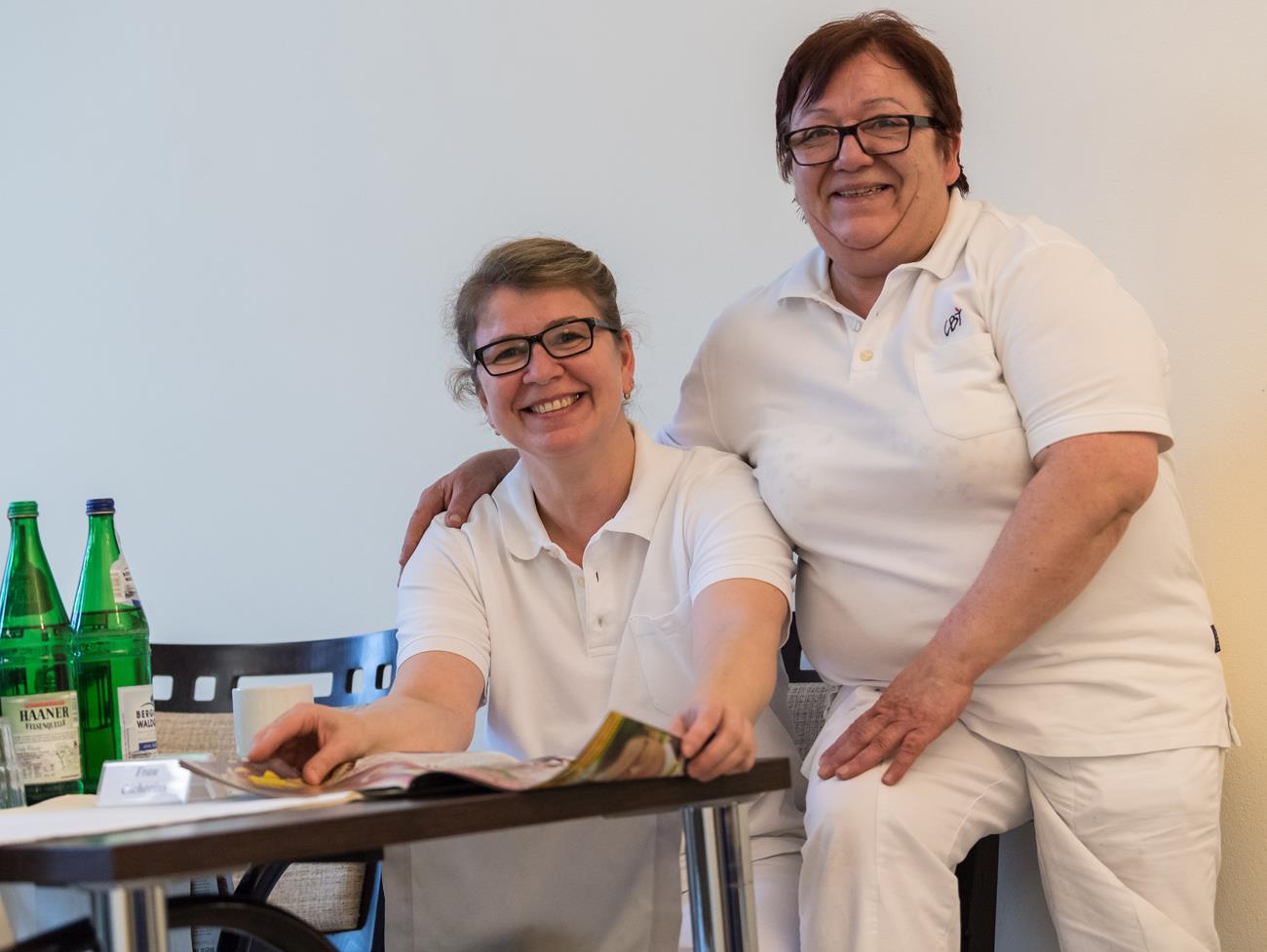 Mitarbeiterinnen eines Pflegeheims in einer Teampause.