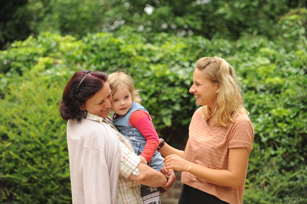 zwei Frauen und ein Mädchen