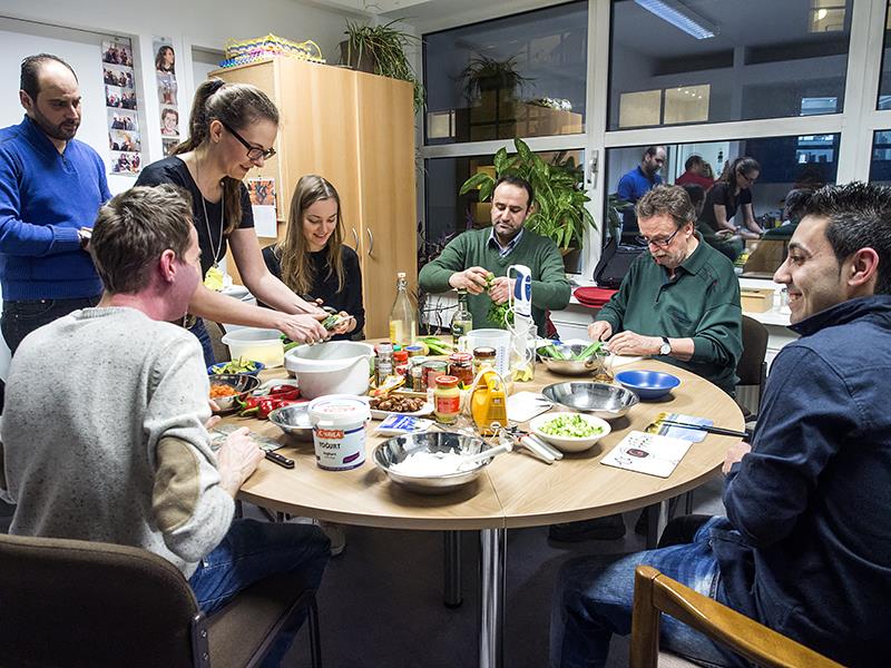 Christina Roth mit fünf Gästen um einen runden Tisch