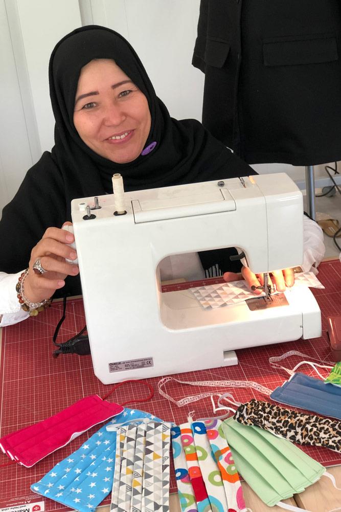 Ehrenamtliche an der Nähmaschine