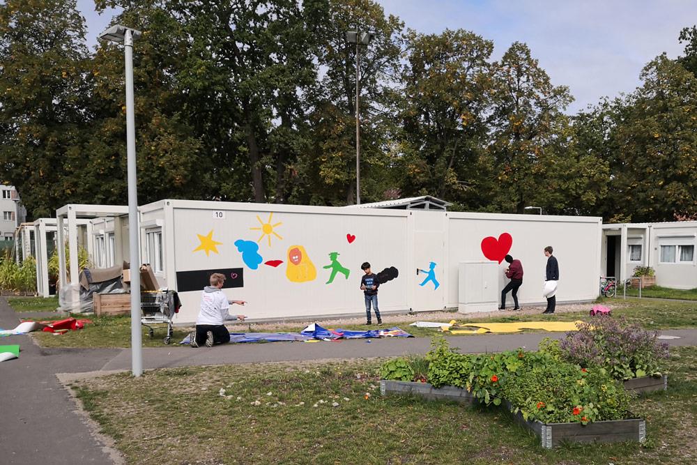 Kinder bemalen Container