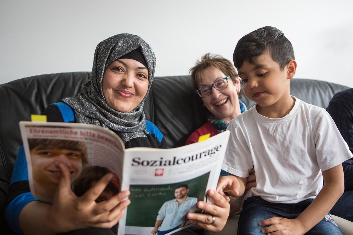 Nabi Mohammadis Frau Razma liest die Sozialcourage