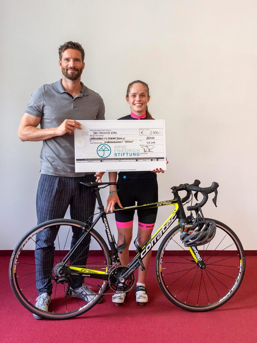 Arne Friedrich und Helena und Ihrem neuen Rad