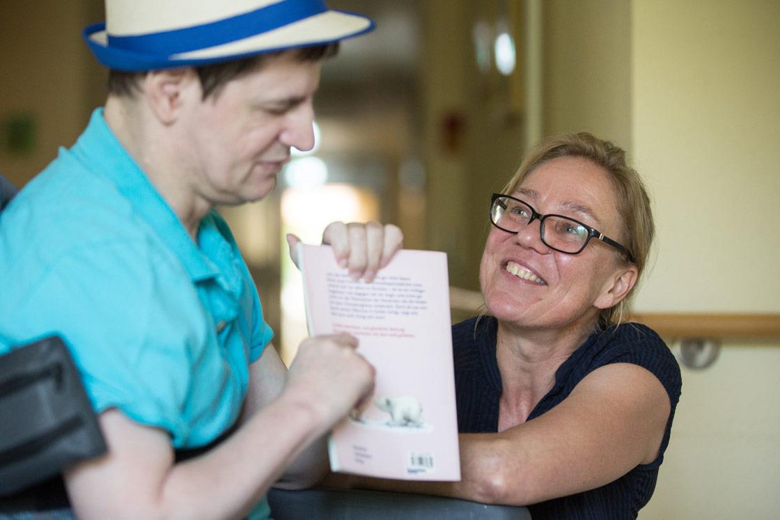 Frau im Gespräch mit einem Mann