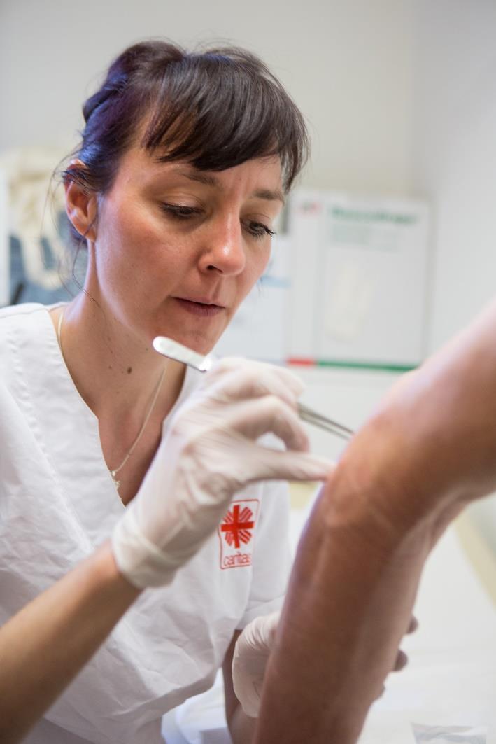 Krankenschwester Jana versorgt einen Patienten