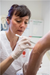 Krankenschwester Jana versorgt einen Patienten