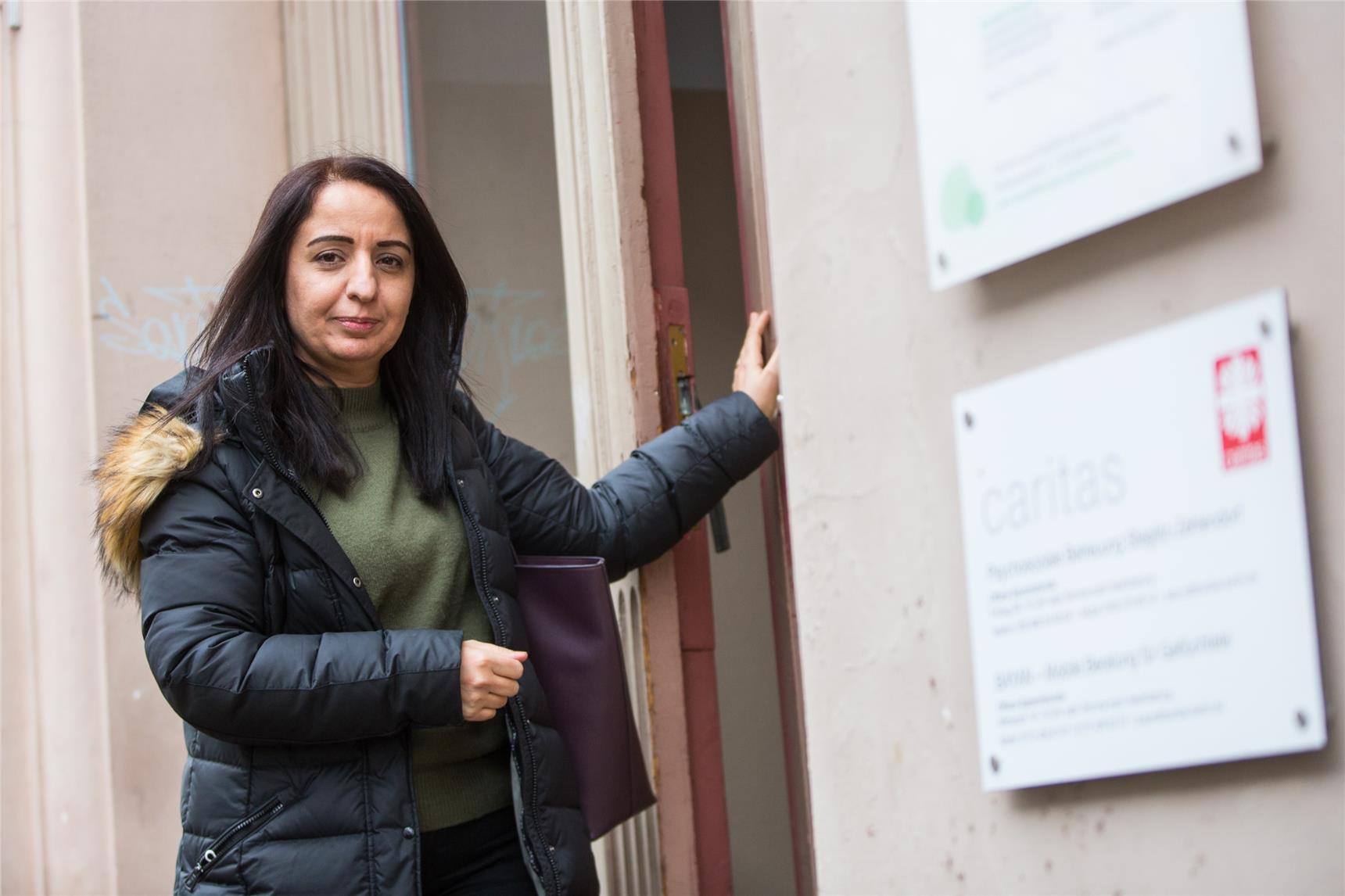 Awaz Dosky vor dem Eingang zur Beratungsstelle 