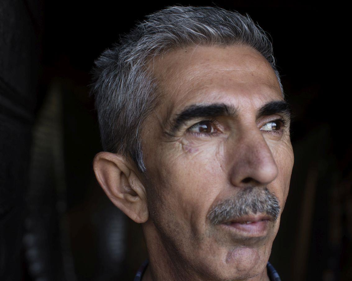 Ein geflüchteter Mann schaut nachdenklich aus 