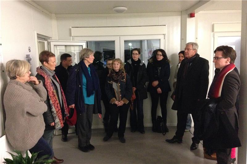 Böhrnsen besucht Flüchtlingsheim