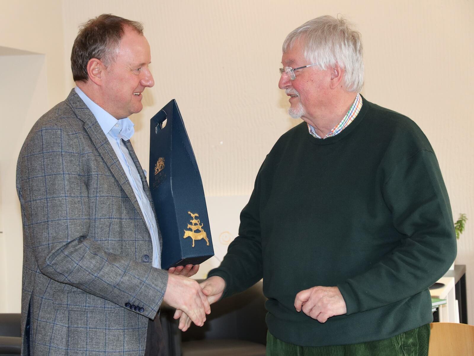 Buch über St. Johannis - Caritasdirektor Martin Böckmann und Wilhelm Tacke