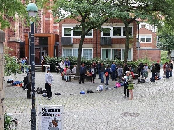 Lunch-Pakete für Obdachlose - Warteschlange