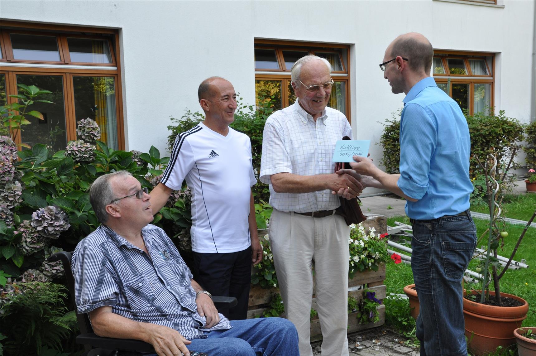 Übergabe der Kicktipp-Prämie