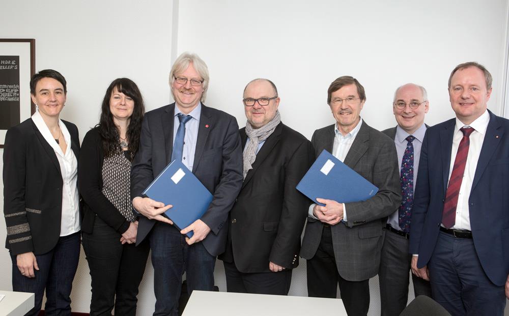 Mitglieder des Vorstandes der Tarifgemeinschaft Pflege Bremen sowie die Handlungsbevollmächtigten von verdi