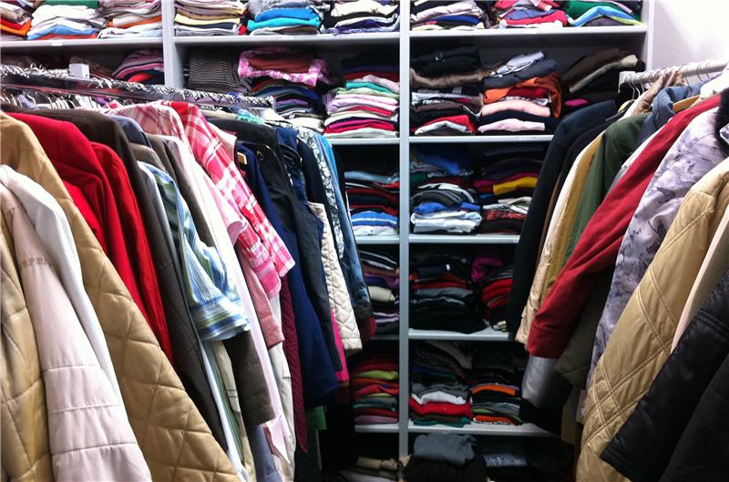 Die Caritas sucht Ehrenamtliche für das Kleiderlädchen