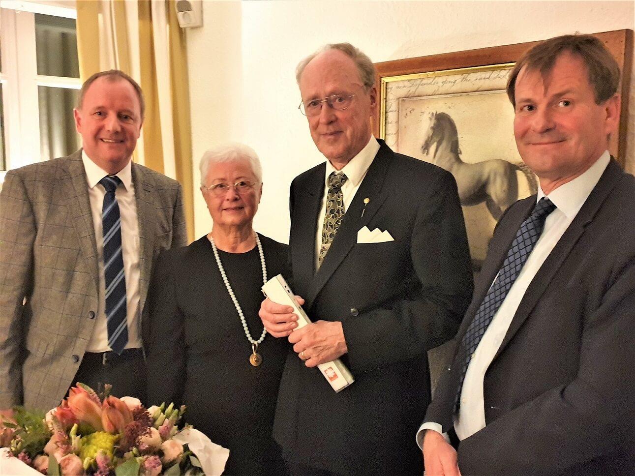 Ehrung für Klaus Hilker - Martin Böckmann und Torsten Jarchow überreichen die Auszeichnung