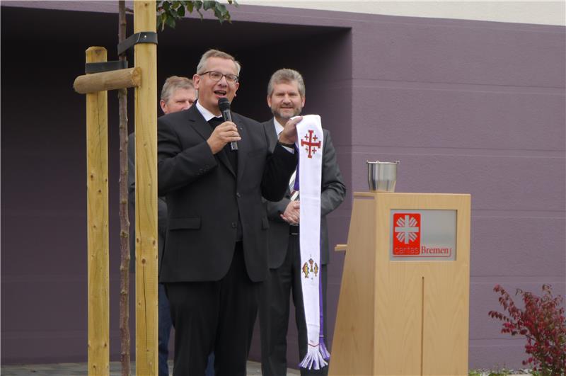 Propst Schomaker weiht Wohnungen ein