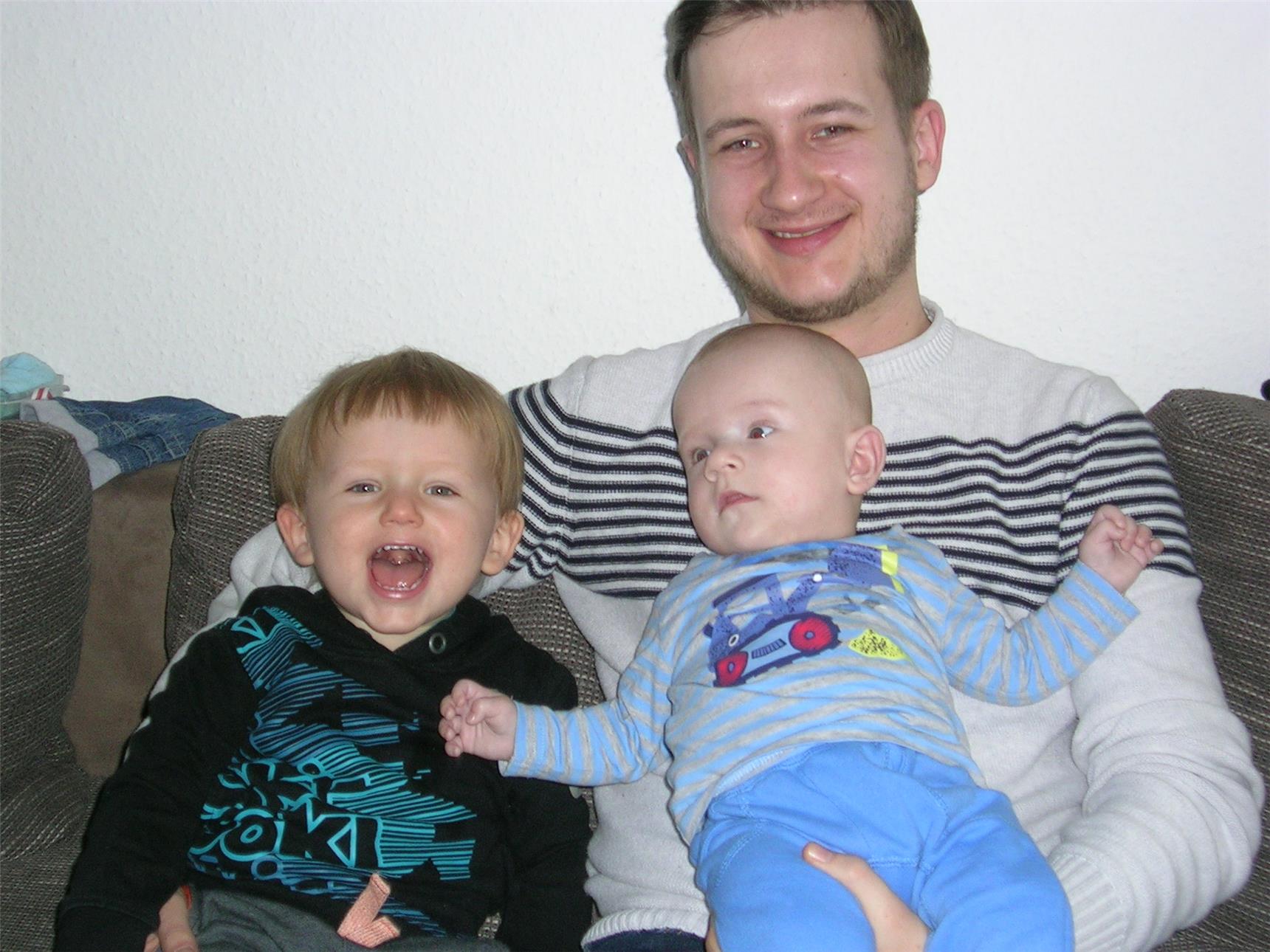 Dennis Quast mit seinen Söhnen Flynn und Ben