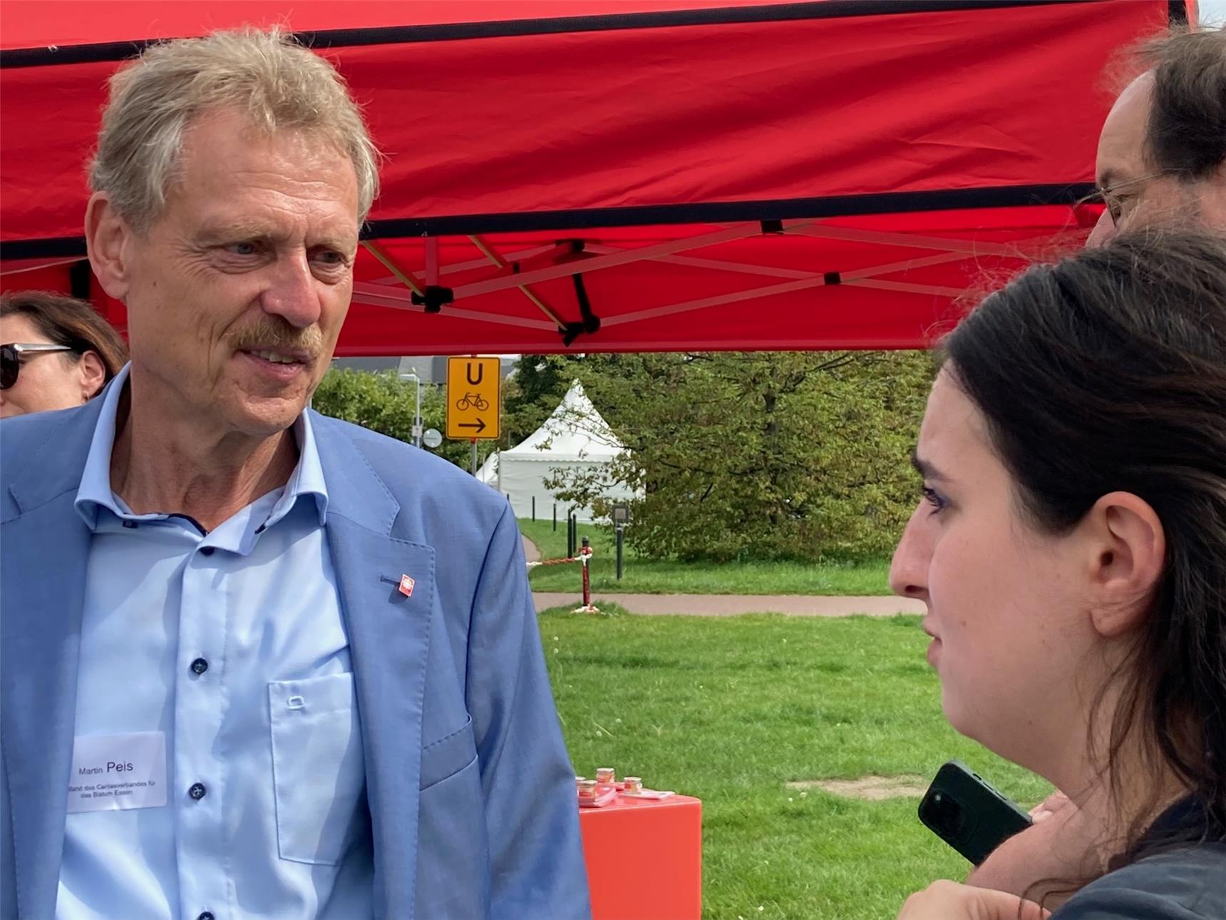 Martin Peis im Gespräch zum Thema Klimaschutz vor dem Landtag NRW