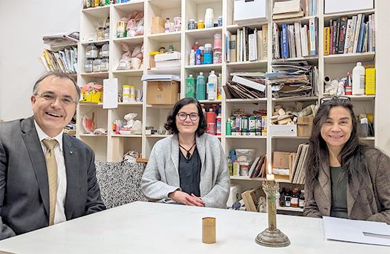 „Es ist uns ein Herzensanliegen“: Prof. Dr. Henning Rossenau (Rotary Club Halle) im Austausch mit Jacqueline Foest und Juliette Kohlberg (v.l.n.re.)