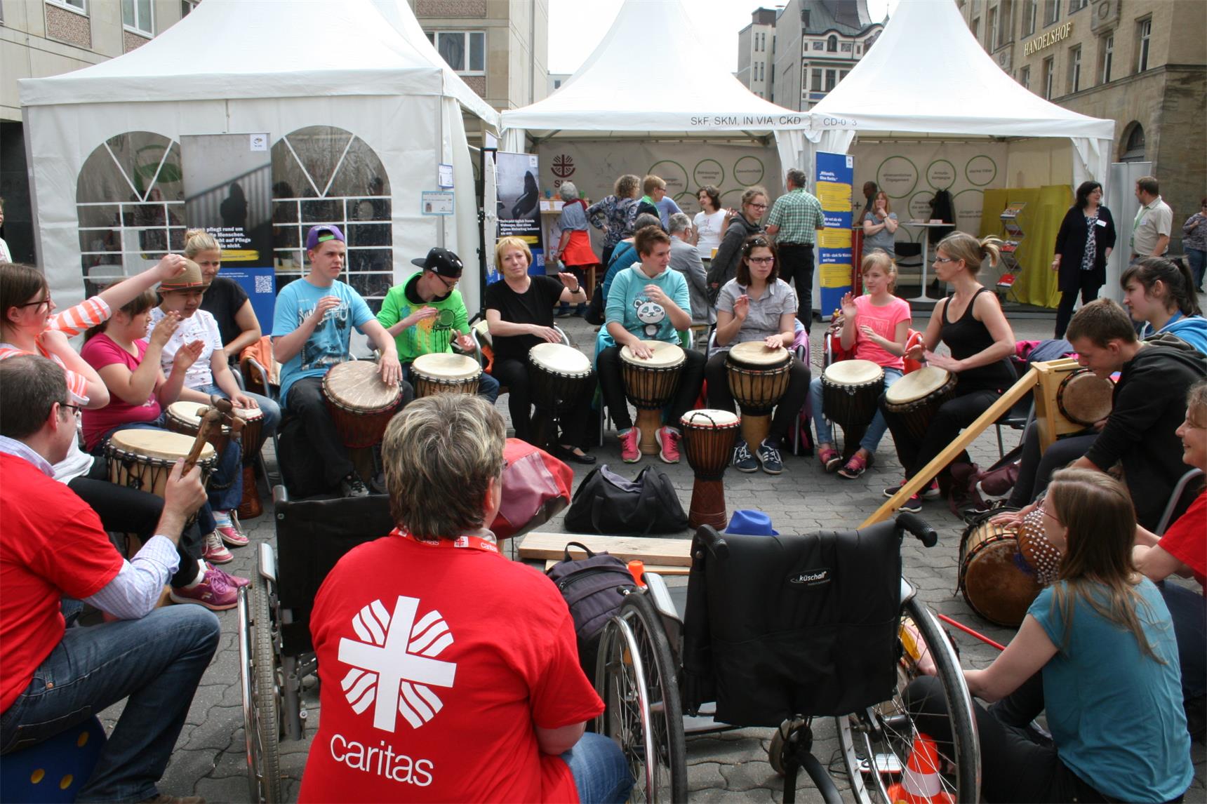 Trommeln zum Auftrakt im Caritasdorf