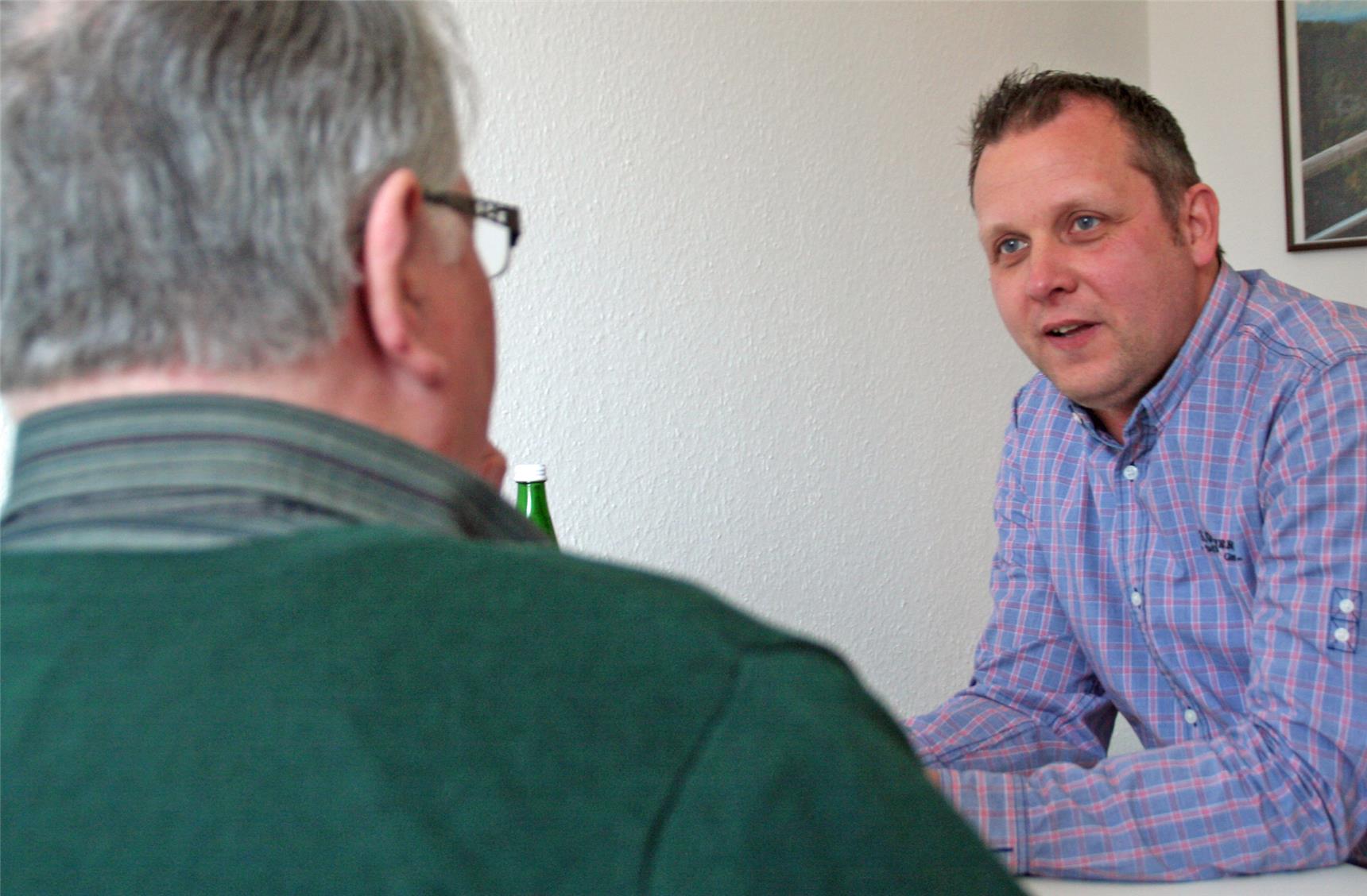 Zwei Männer führen ein Gespräch.