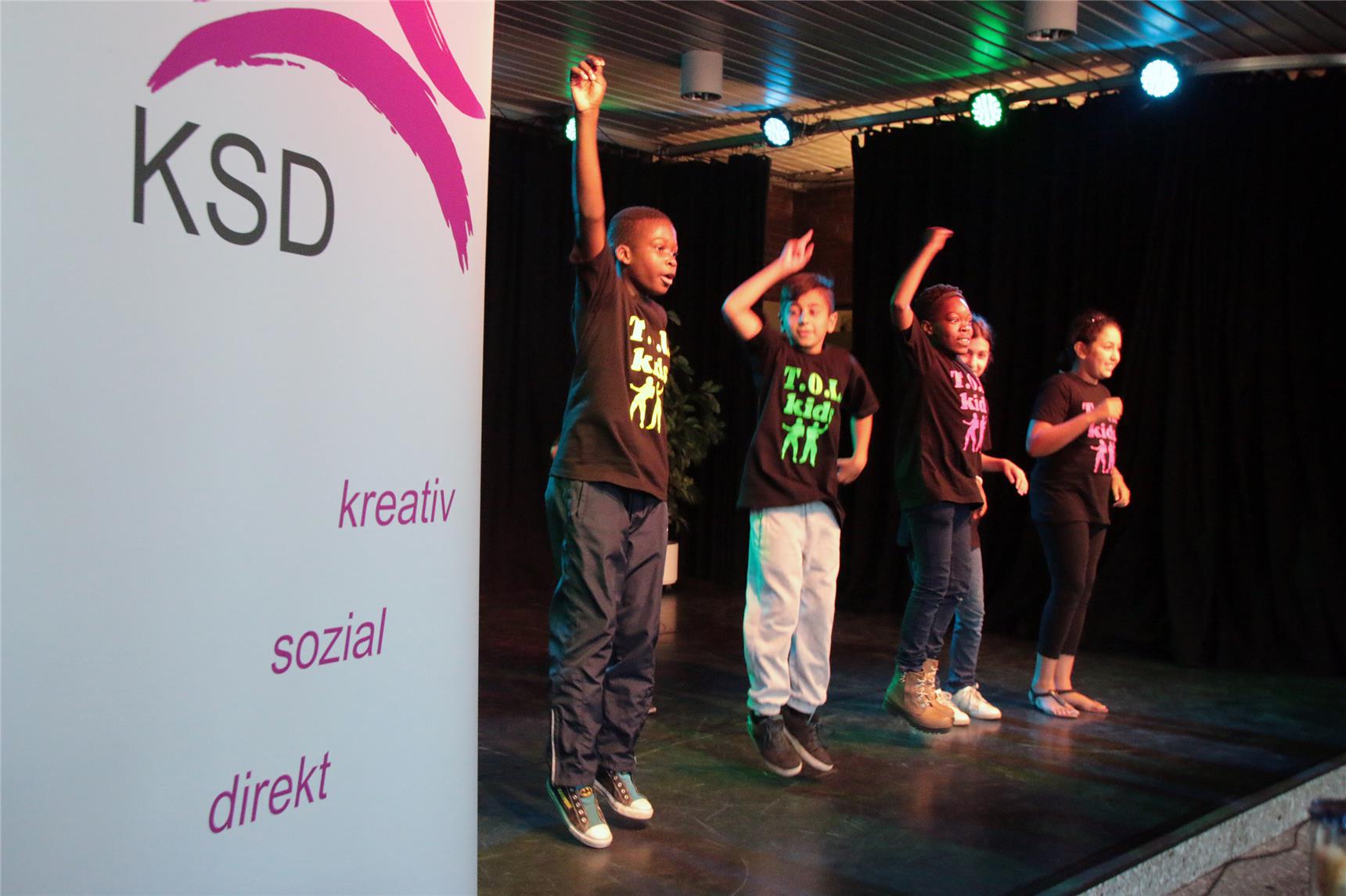 Fünf Kinder tanzen auf der Bühne.