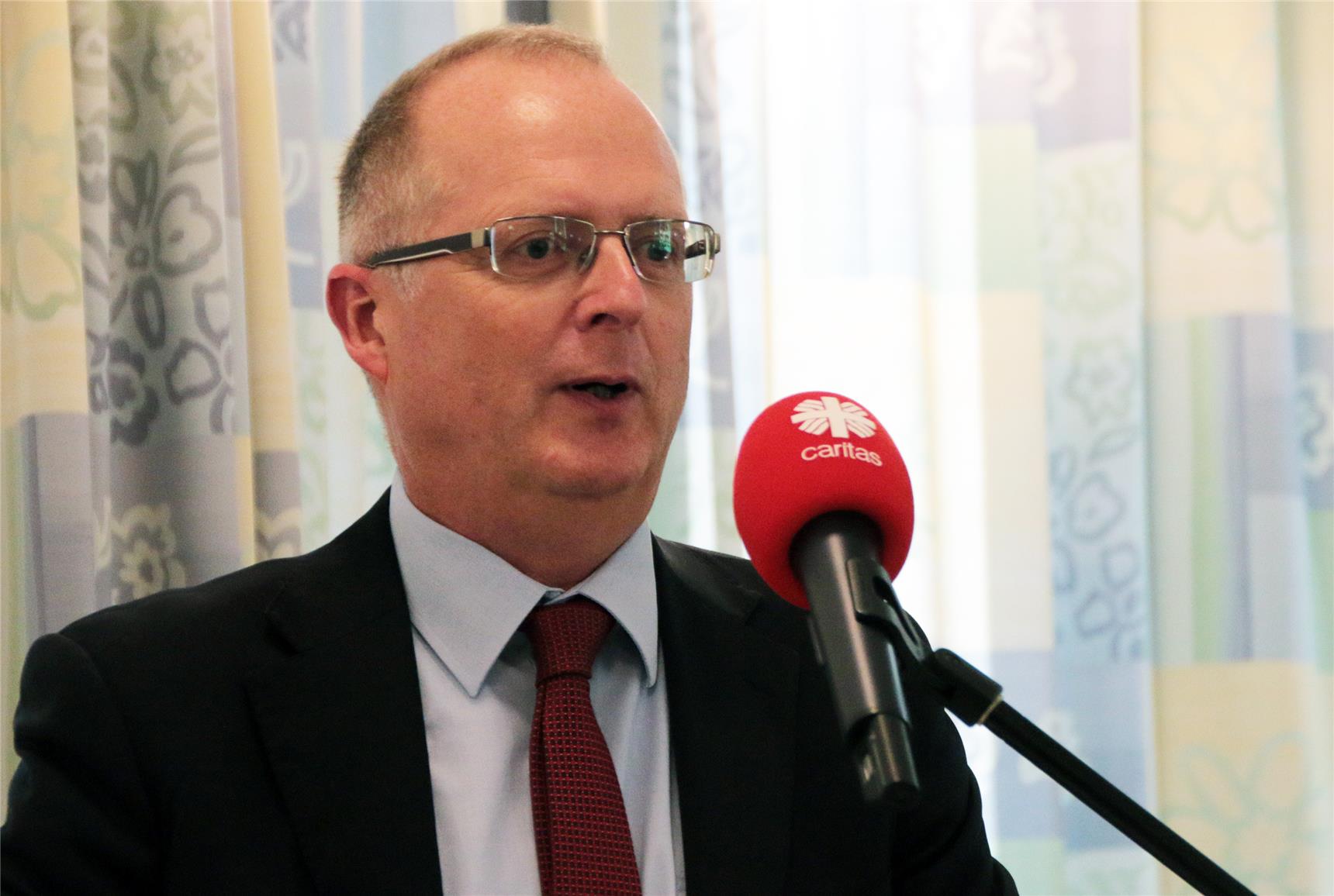 Ein Mann spricht ins Mikrofon.