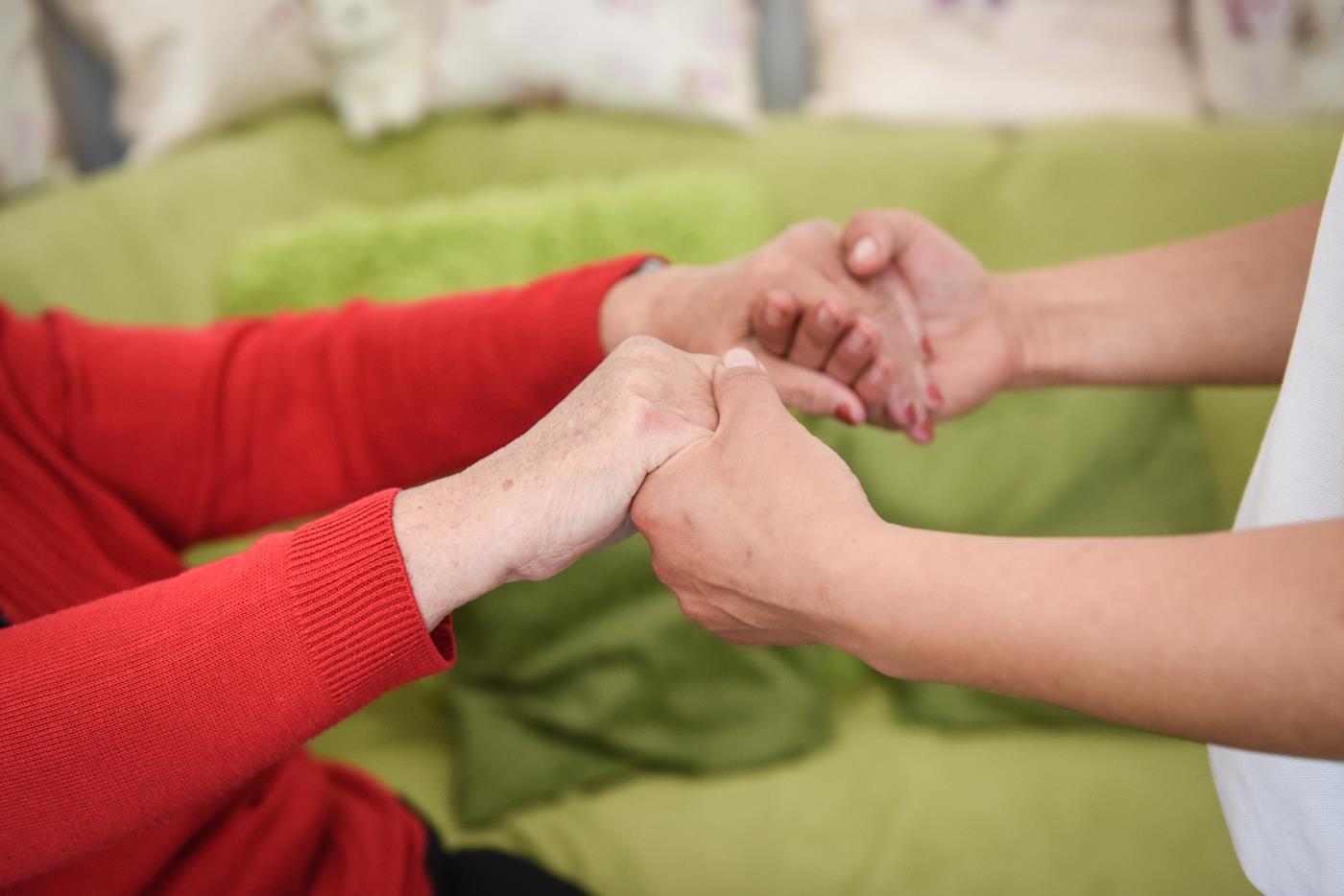 Das Foto zeigt die Hände zweier Menschen, die sich halten.
