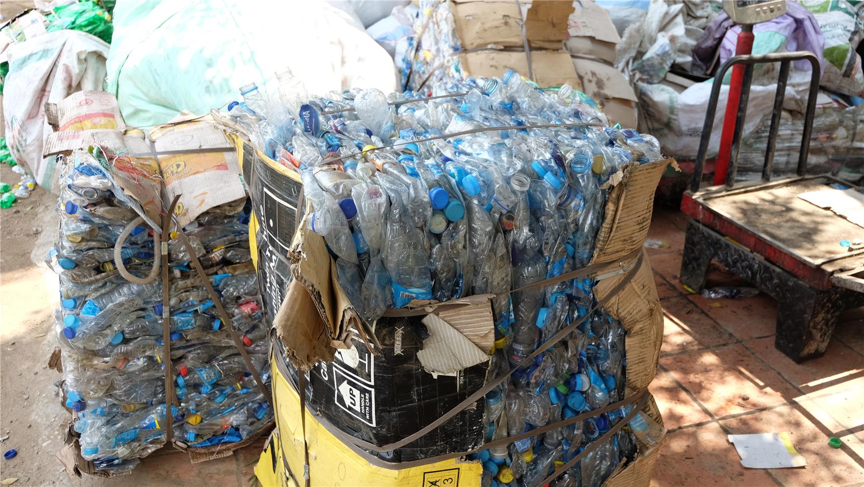 Quaderförmige gespresste transparente Plastikflaschen