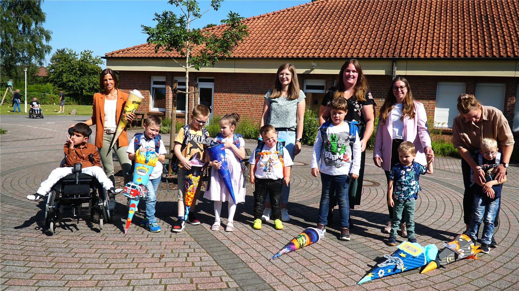 Mit ihren Schultüten am Start