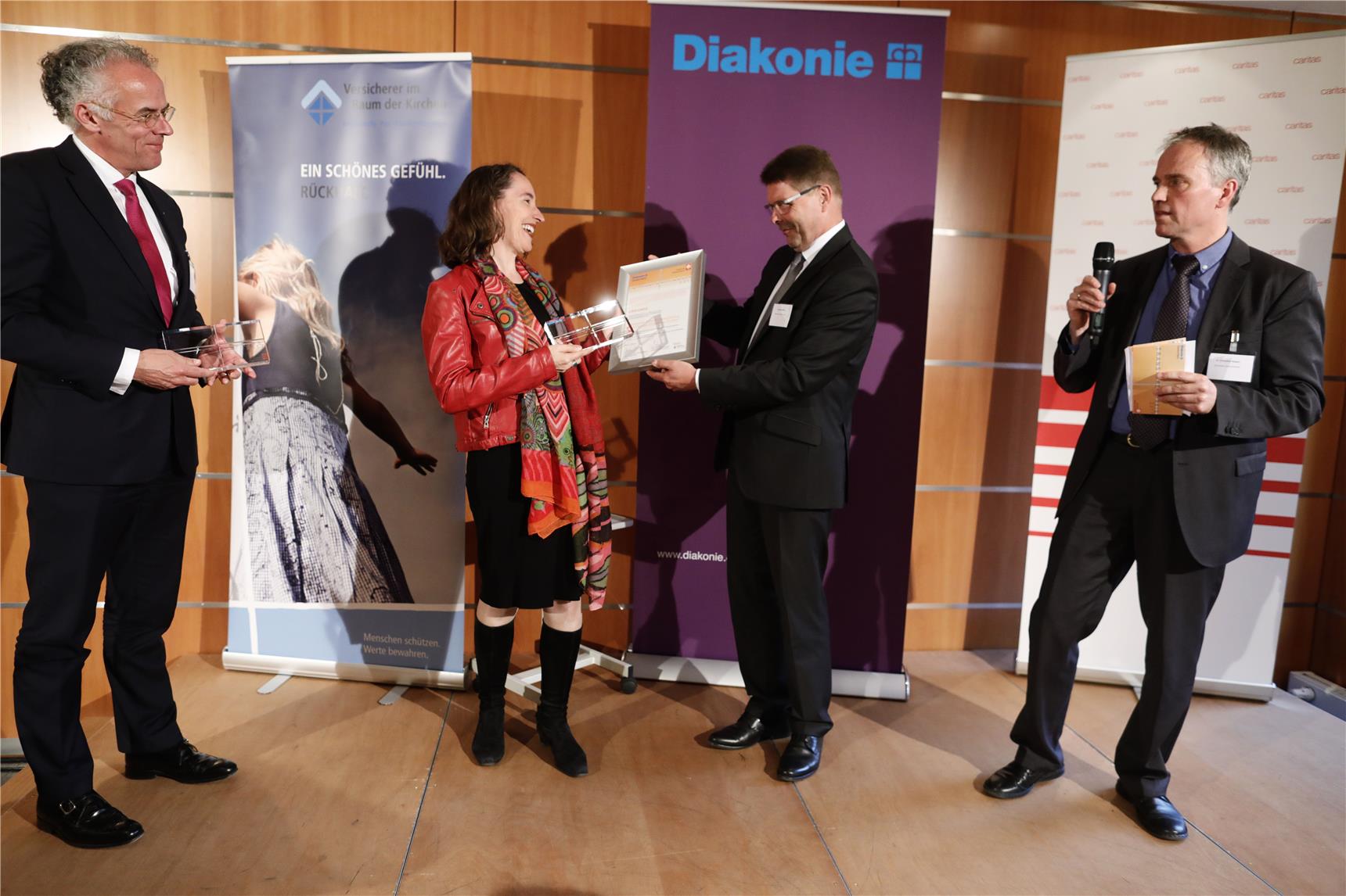 Finanzvorstand Millies übergibt Transparenzpreis an 