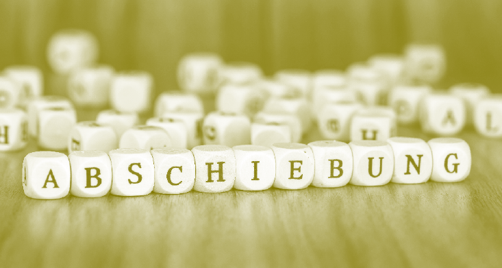 Würfel mit Buchstaben darauf, die zusammen das Wort "Abschiebung" ergeben