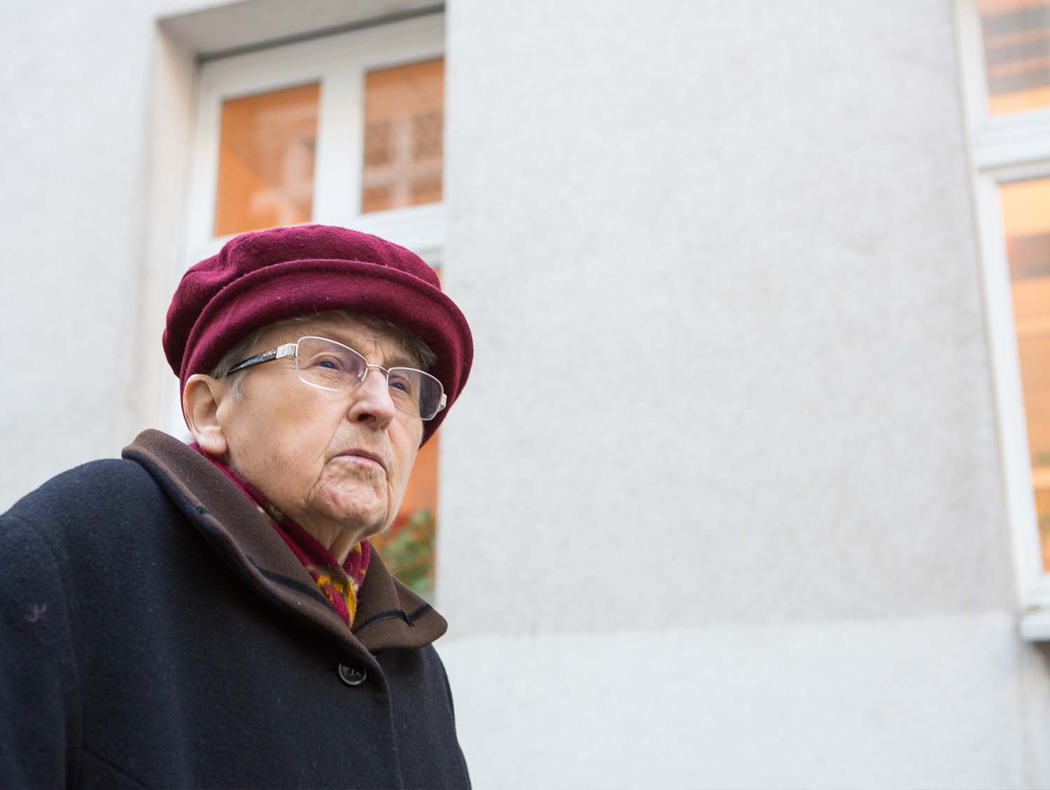 Zeitzeugin Klara Ullrich vor ihrem alten Büro in der Großen Hamburger Straße in Berlin-Mitte.