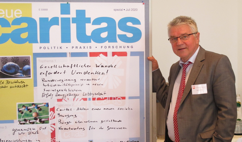 Hartmut Fritz vom Caritasverband Frankfurt vor einer Stellwand