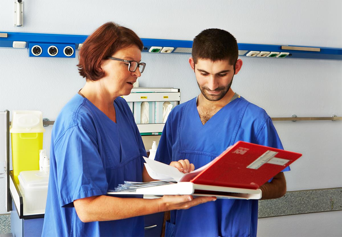 Flüchtling und Pflegekraft im Austausch