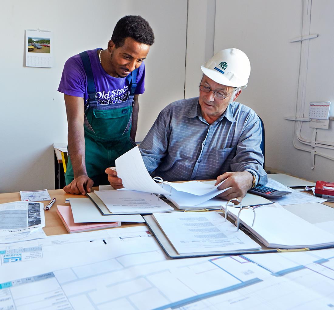 Flüchtling und Chef im Austausch