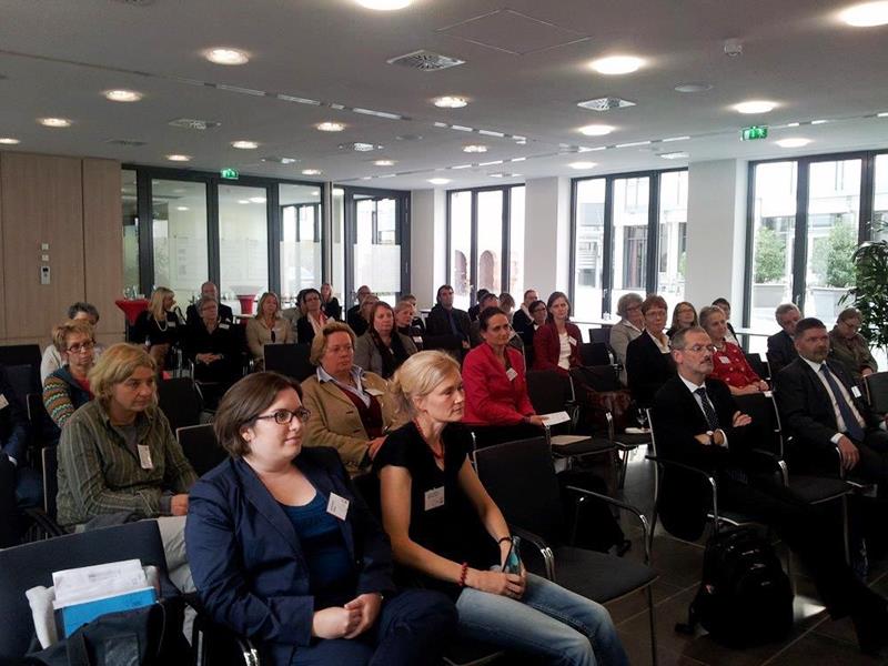 Gefüllter Konferenzsaal