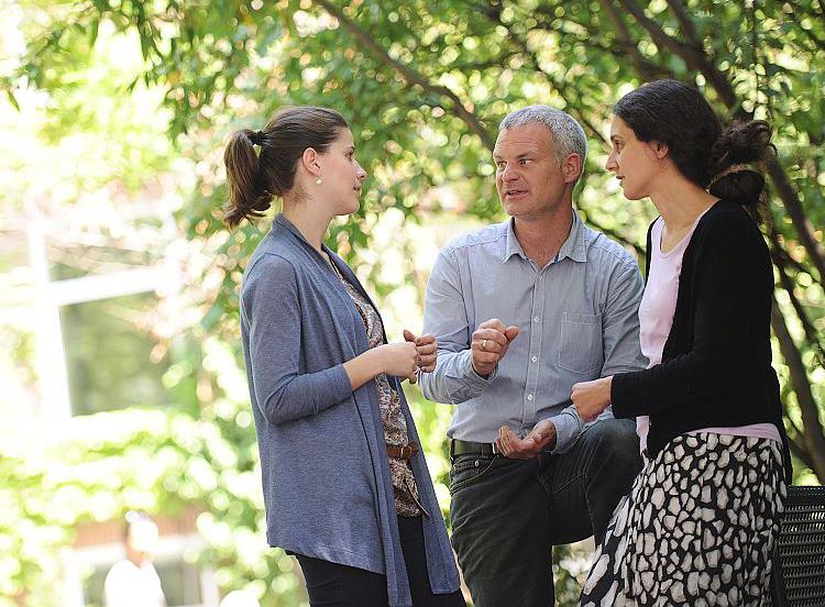 Zwei Frauen und ein Mann im Gespräch