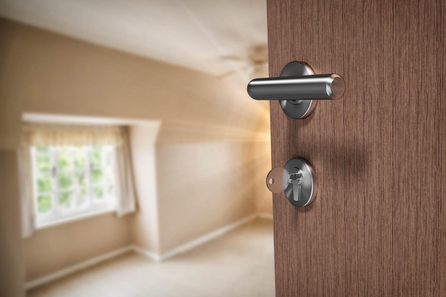 Die Tür zu einer renovierten leeren Wohnung steht halb offen.