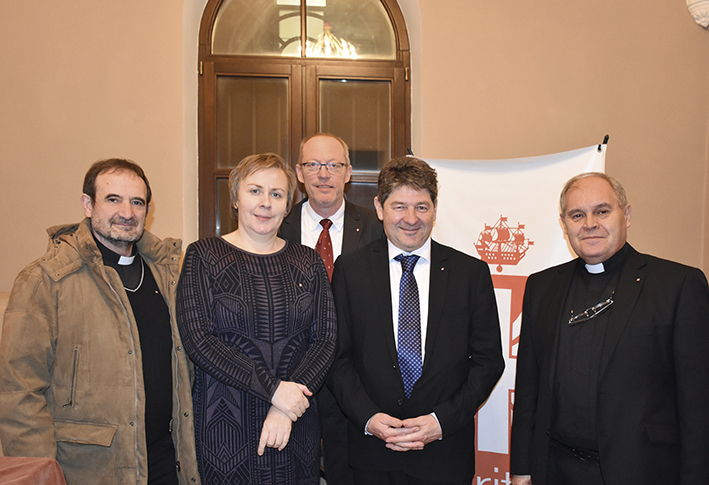 Gruppenfoto mit Pater Josè und Pater Mariano