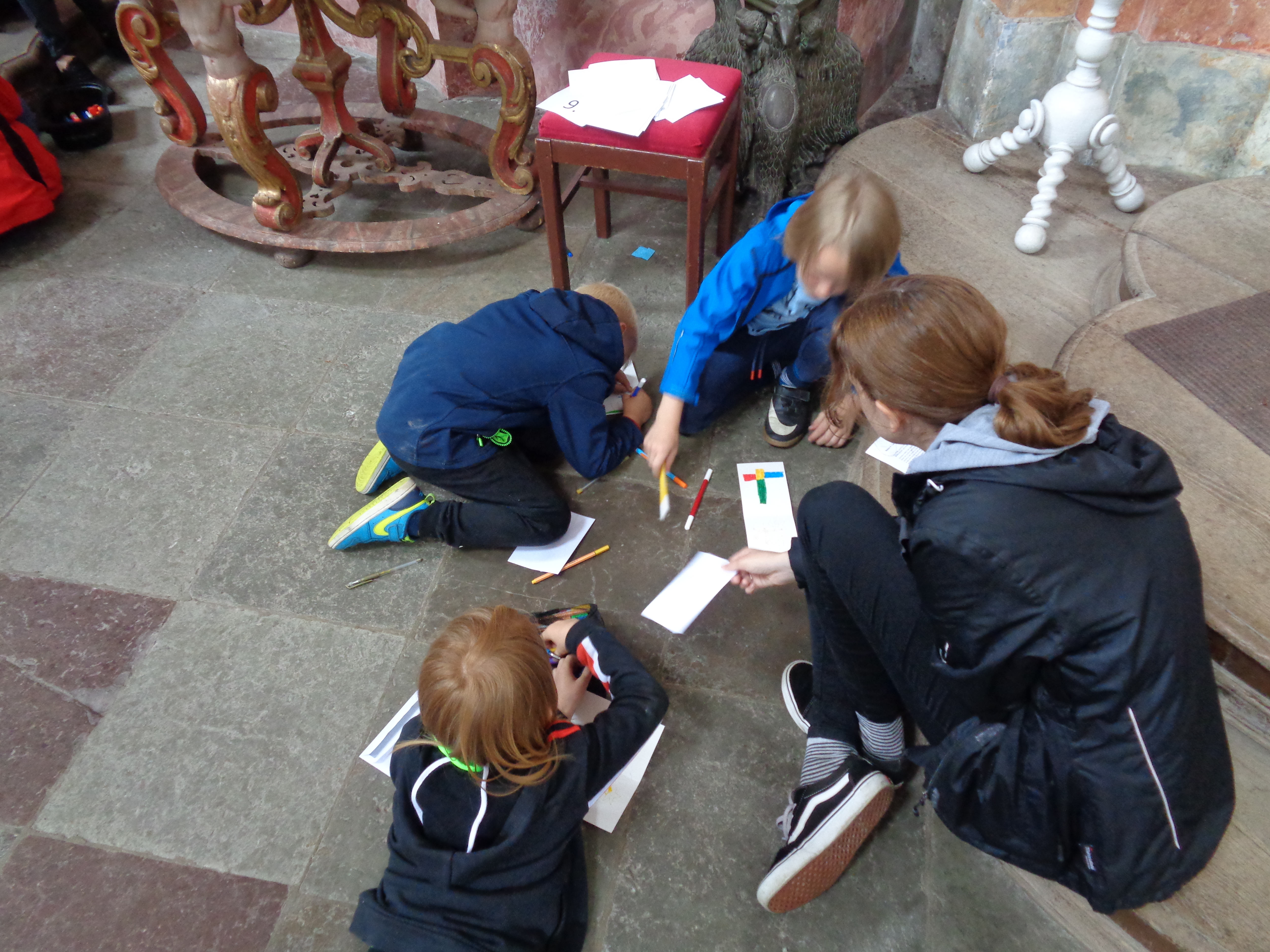 Kinder schreiben Karten