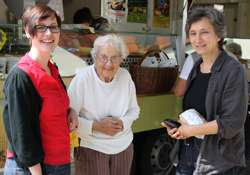 Mitarbeiterinnen der Caritas Graben mit Seniorin