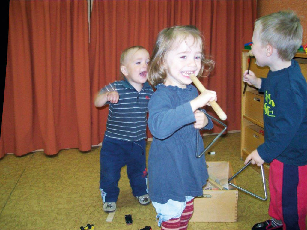 Kinder des Caritas-Kindergartens St. Martin in Döbern musizieren
