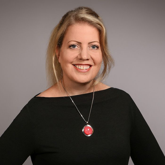 Portrait-Foto einer Frau mit blonden Haaren