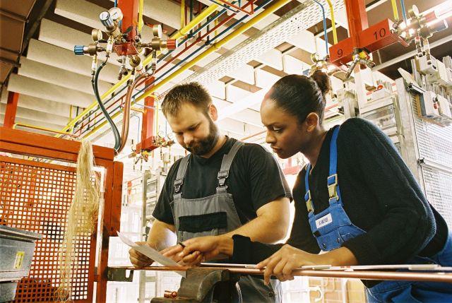 Fachkräfte in der Produktionshalle