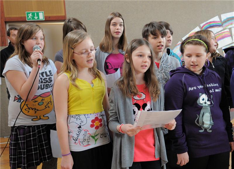 Schüler singen im Schulchor