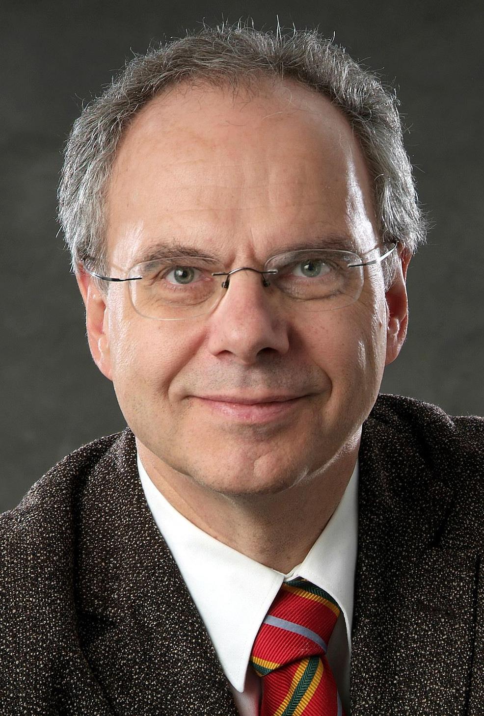 Portraitfoto von Dr. Matthias Schulze-Böing