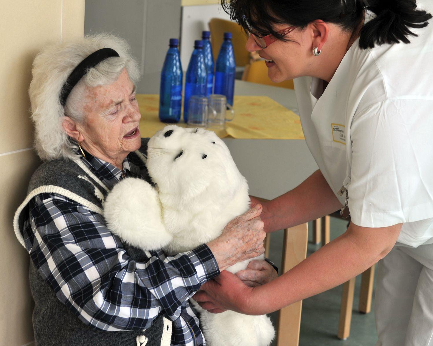 Demenziell erkrankte Dame kuschelt mit 