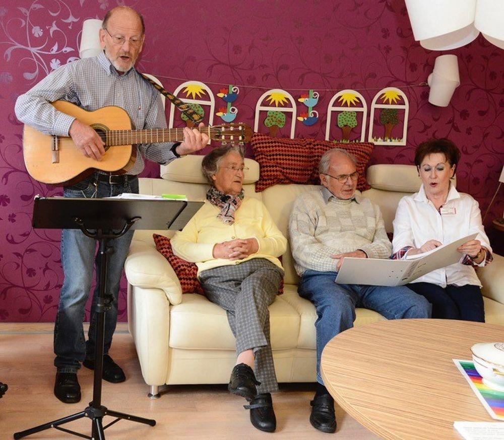 Senioren musizieren gemeinsam.